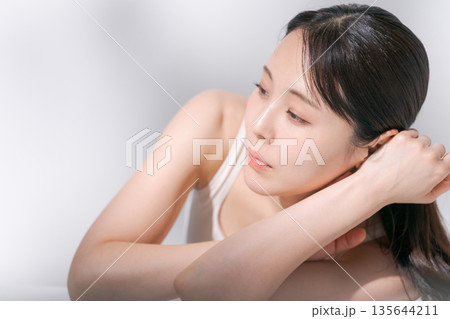 若い女性のビューティーイメージ 135644211