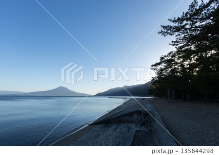 鹿児島県姶良市の重富海水浴場からの錦江湾と桜島の風景 135644298