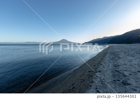 鹿児島県姶良市の重富海水浴場からの錦江湾と桜島の風景 135644301