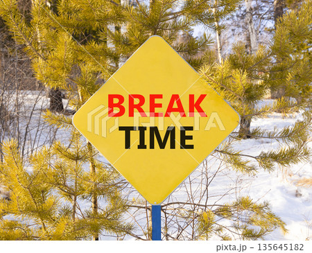 Break time symbol. Concept word Break time on beautiful yellow road sign. Beautiful snow winter forest background. Business break time concept. Copy space. 135645182