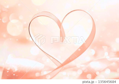 柔らかなリボンでできたハートモチーフ　キラキラと輝く背景 135645684