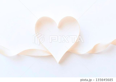 柔らかなリボンでできたハートモチーフ 135645685