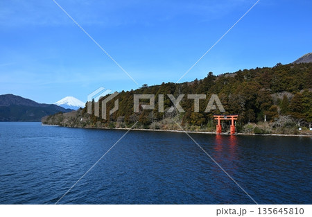 芦ノ湖からの富士山　神奈川 135645810