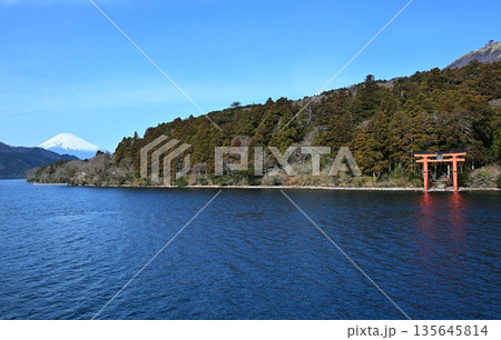 芦ノ湖からの富士山　神奈川 135645814