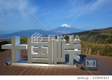 冬の朝の十国峠　静岡 135645823