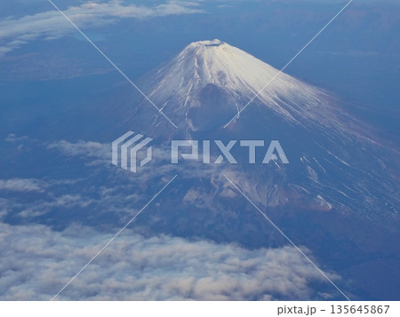 飛行機からの富士山山頂 135645867