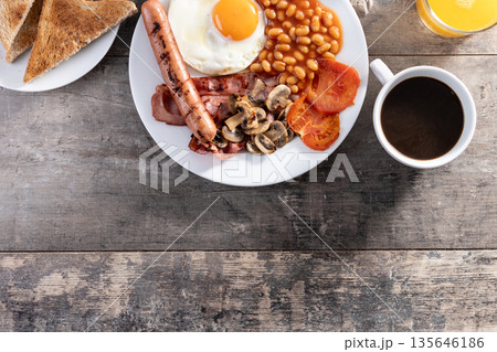 Full English breakfast with fried egg, bacon, sausages and beans 135646186