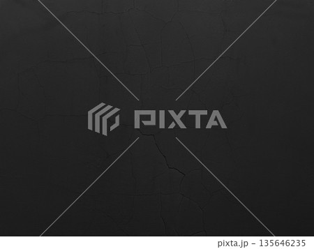 縦や斜めにひび割れが入った黒灰色のコンクリート壁の横長の背景画像 縦や斜めにひび割れが入った黒灰色のコンクリート壁の横長の背景画像 135646235