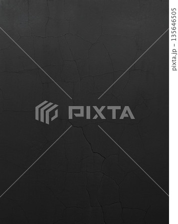 縦や斜めにひび割れが入った黒灰色のコンクリート壁の縦長の背景画像 135646505