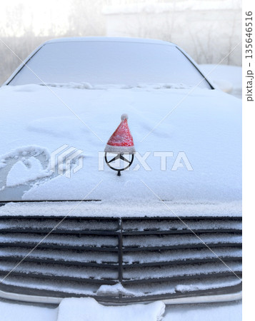 Decorating the car for the new year and Christmas. Santa's red cap. Close up vertical photo Decorating the car for the new year and Christmas. Santa's red cap. Close up vertical photo 135646516