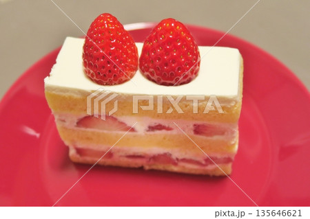 赤い皿に乗った苺のショートケーキ 赤い皿に乗った苺のショートケーキ 135646621