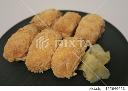 裏返しの油揚げで作るいなり寿司 135646628