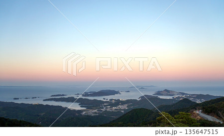 日の出前の空が赤らむ中、横山展望台から見下ろす英虞湾の多島美 135647515