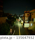 街灯が照らす代官山の夜道と東京の都市感。 135647932