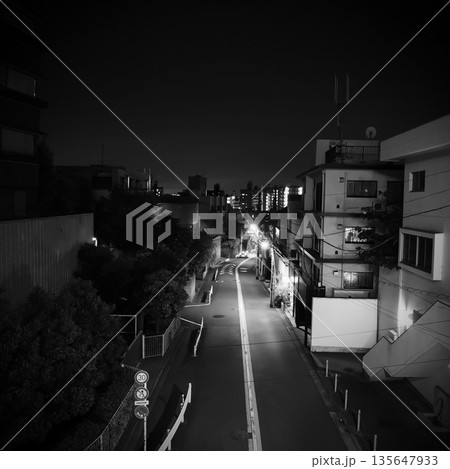 街灯が照らす代官山の夜道と東京の都市感。 街灯が照らす代官山の夜道と東京の都市感。 135647933