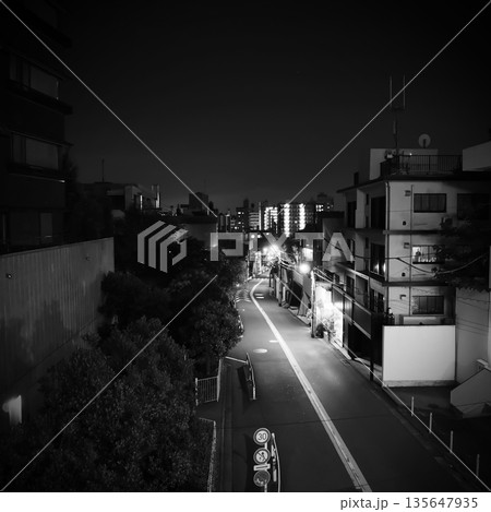 街灯が照らす代官山の夜道と東京の都市感。 135647935