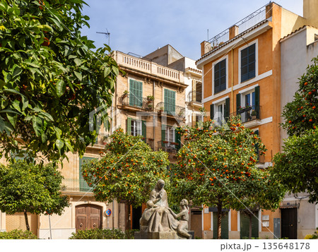 The square Placa del Banc de l'Oli with traditional townhouses and orange trees in the historic town centre of Palma, Mallorca, Balearic Islands, Spain The square Placa del Banc de l'Oli with traditional townhouses and orange trees in the historic town centre of Palma, Mallorca, Balearic Islands, Spain 135648178