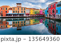 水辺のカラフルな街並みのイラスト 135649360