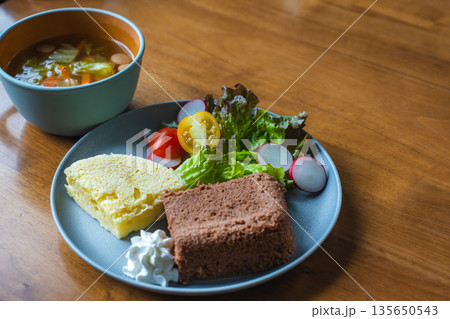 2色の蒸しパンと野菜スープ ランチプレート 2色の蒸しパンと野菜スープ ランチプレート 135650543