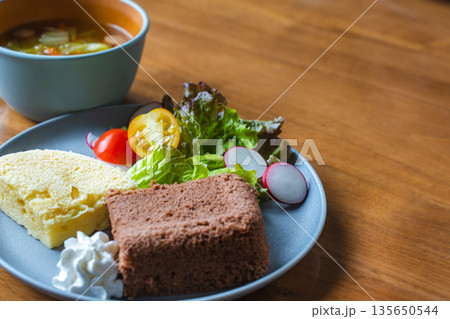 チョコとプレーンの蒸しパン 料理イメージ チョコとプレーンの蒸しパン 料理イメージ 135650544