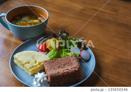 手作りの蒸しパン 軽食セット 余白あり 手作りの蒸しパン 軽食セット 余白あり 135650546