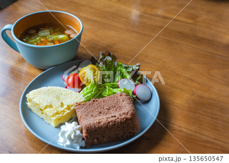 チョコ蒸しパンと野菜スープ 彩り豊かな食卓 チョコ蒸しパンと野菜スープ 彩り豊かな食卓 135650547