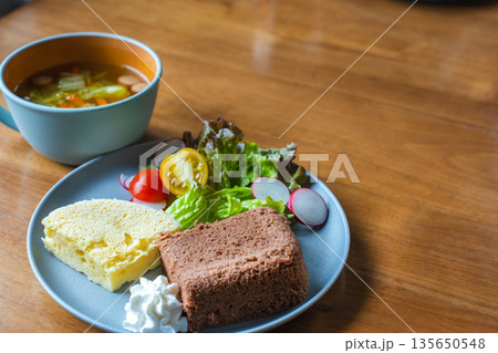 野菜スープと蒸しパン 健康的な朝食イメージ 野菜スープと蒸しパン 健康的な朝食イメージ 135650548