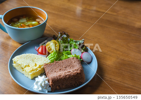 蒸しパンの盛り合わせ 料理写真 余白素材 135650549