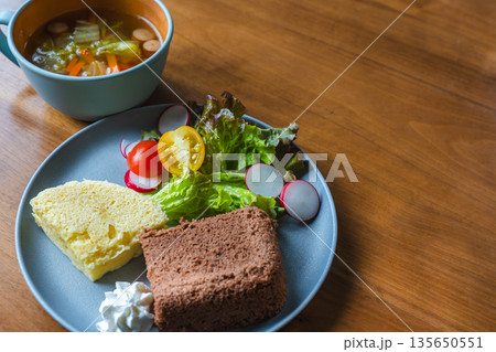蒸しパン定食 ヘルシーな食事イメージ 蒸しパン定食 ヘルシーな食事イメージ 135650551