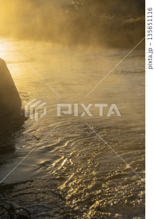 朝日に照らされ川霧が立ち込める湧水川【安曇野】 135651116
