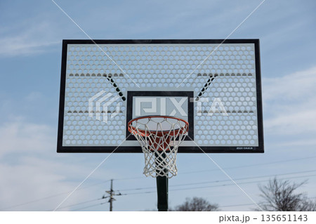青空に映えるバスケットゴール 135651143