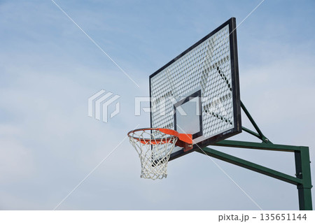 青空に映えるバスケットゴール 青空に映えるバスケットゴール 135651144