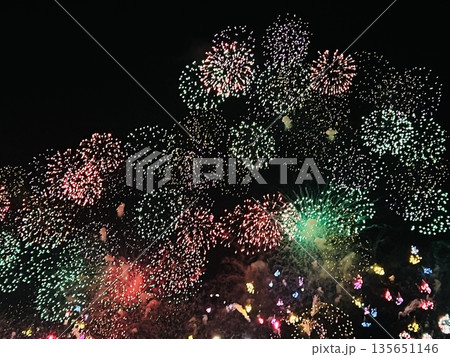 夏の花火大会の夜空を彩る大輪の花火 135651146
