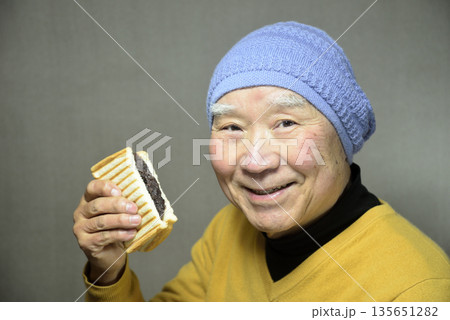 餡子ホットサンドを食べる老人 餡子ホットサンドを食べる老人 135651282