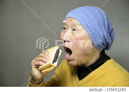 餡子ホットサンドを食べる老人 135651283