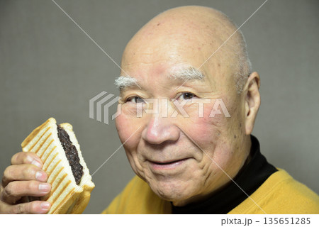 餡子ホットサンドを食べる老人 135651285
