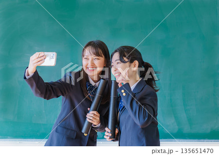 卒業証書を持って教室で自撮りする女子高生 135651470