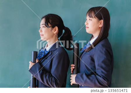 黒板の前で卒業証書を持つ女子生徒 黒板の前で卒業証書を持つ女子生徒 135651471