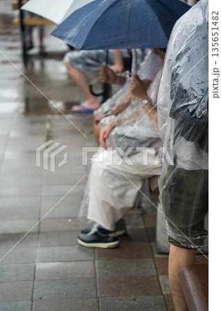 雨宿り中の人々 135651482
