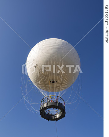 青空へ！夢と希望を乗せた白い気球 135651595
