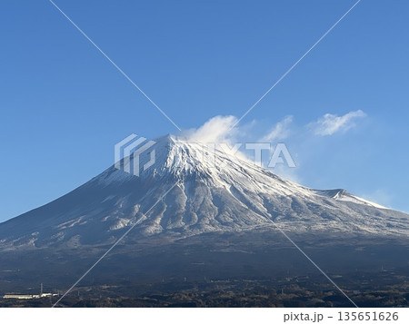 日本の富士山雪化粧 135651626