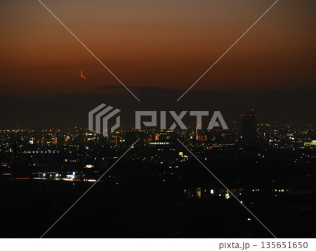 町の夜明けと月の出(afp20260117060526) 町の夜明けと月の出(afp20260117060526) 135651650