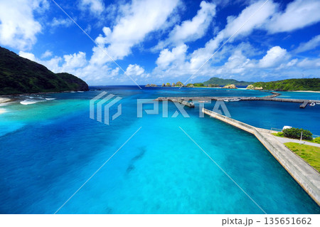 沖縄　慶良間諸島　阿嘉島　ケラマブルーの美しい海 135651662