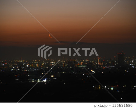 町の夜明けと月の出(afp20260117060554) 町の夜明けと月の出(afp20260117060554) 135651686