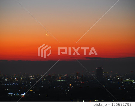 冬の町の夜明け(afp20260117061523) 冬の町の夜明け(afp20260117061523) 135651792