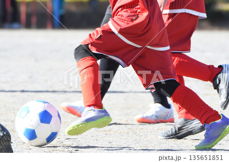 ドリブルするサッカー選手 ドリブルするサッカー選手 135651851