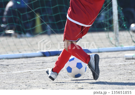 ドリブルするサッカー選手 135651855