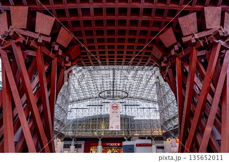 （石川県）金沢駅・鼓門　夕景 135652011