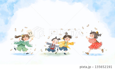 節分の豆まきで遊ぶ子供たち 節分の豆まきで遊ぶ子供たち 135652191