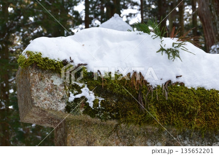 雪を被った石塔（高野山／和歌山県伊都郡高野町高野山） 135652201